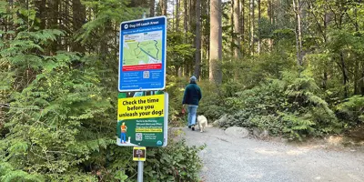 off leash sign post in Bert Flinn park