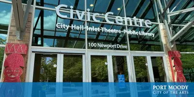 Entrance to the Civic Centre with red house post carvings on each side of the doors